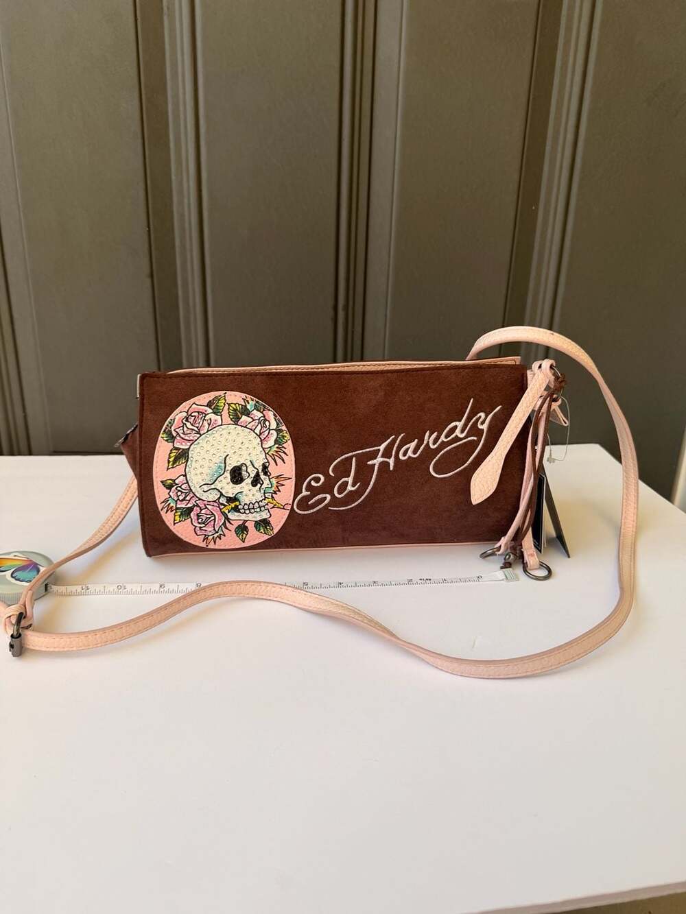 Es Hardy Abby  Baguette Bag With Charms chocolate and pink